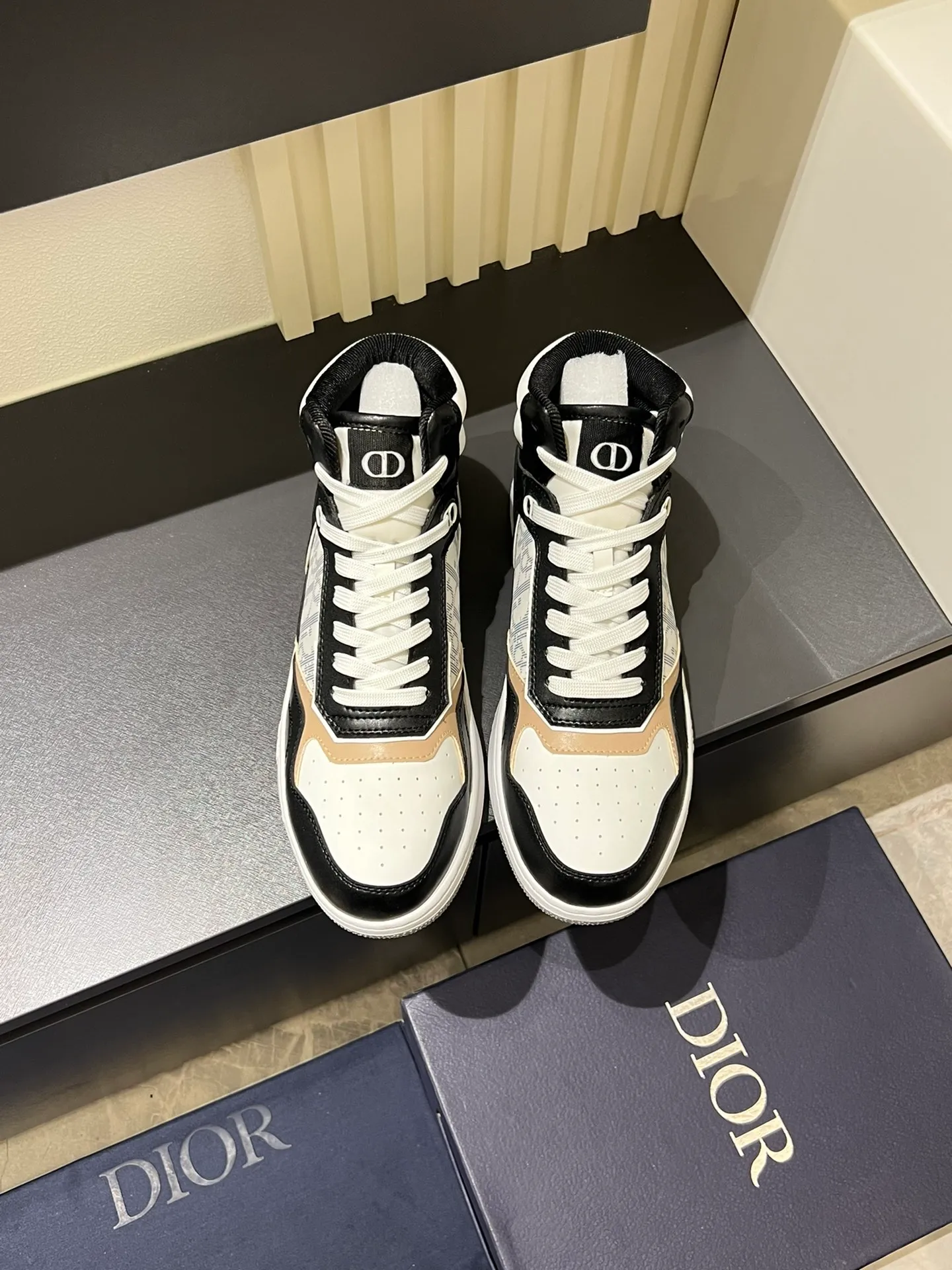 Men's shoes 💰p460 "Dio*" mid-top B27 casual sneakers. This B27 high-top sneaker is a new product in the series and continues Di*r's classic style. Crafted from gray and white smooth calf leather with beige and black Oblique print panels on the sides. The "CD Icon" shaped shoelace eyelets are clever and delicate, and the two-color rubber sole, rear collar and heel are all equipped with the brand's iconic details to enhance the style. Oblique printed straps at the ankle allow for an adjustable fit to complement the overall design. Fashionable and versatile, it can complement any look. Create an exquisite design with unique dynamic vitality and modern atmosphere, presented in low-top and high-top styles. This new must-have shoe adds a new dimension to Dior's archive heritage, embodying modern elegance. Purchase the original version and make it 1:1. If you need top quality, please come to me! Male 38-44!